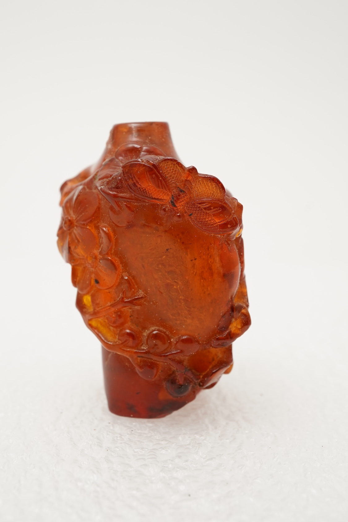 A Chinese caved amber snuff bottle, 19th century